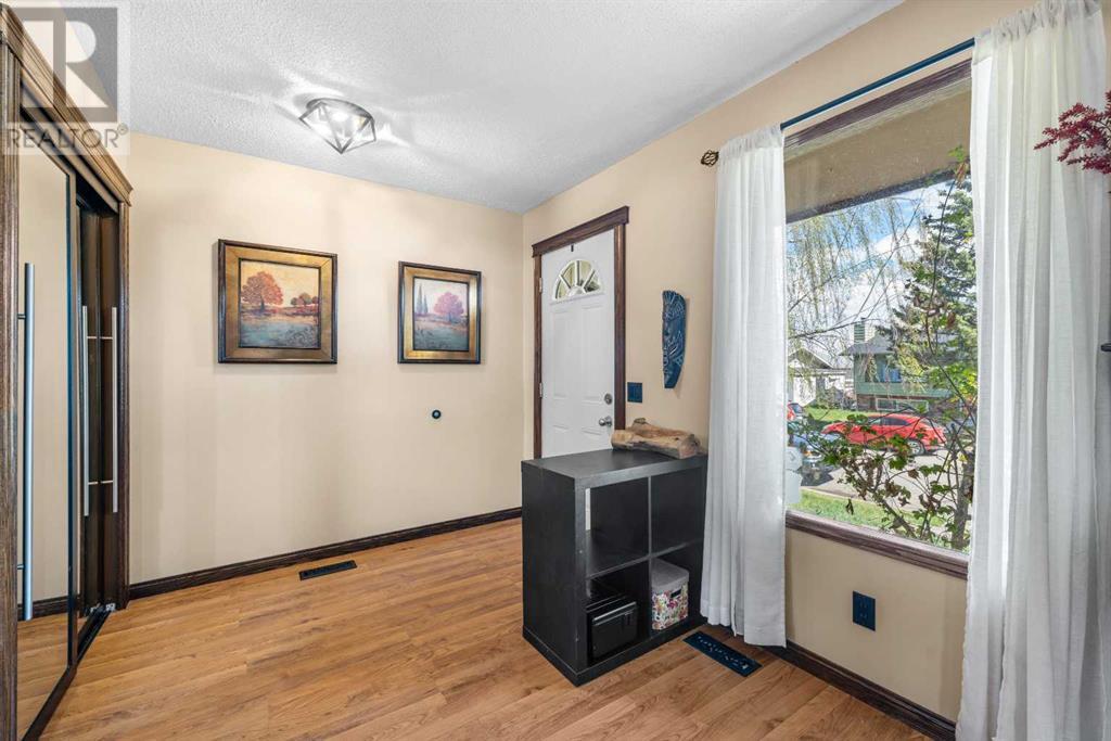 32 Deercrest Close SE