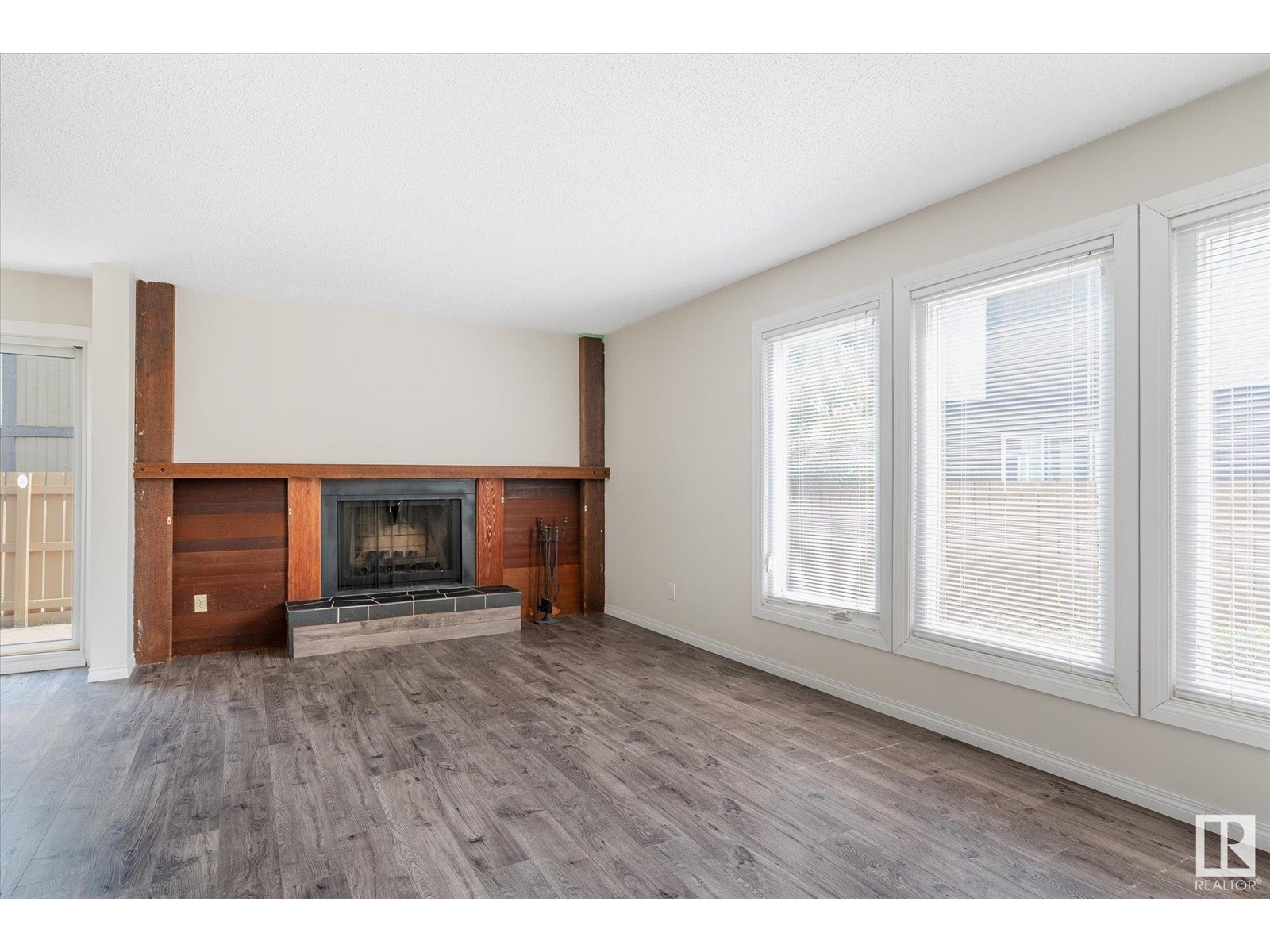 7061 32 AV NW