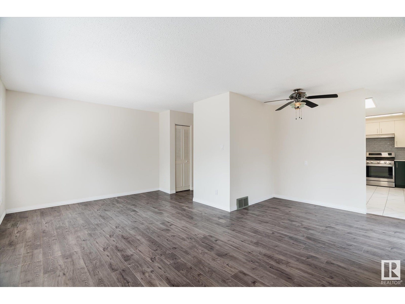 7061 32 AV NW