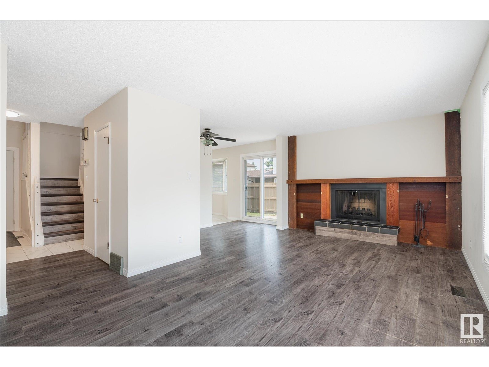 7061 32 AV NW