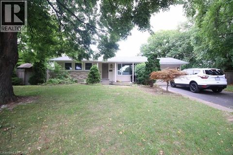 4 HUDSON Drive St. Catharines ON L2M2J3