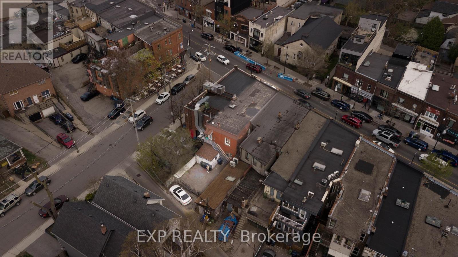 3052 DUNDAS STREET W