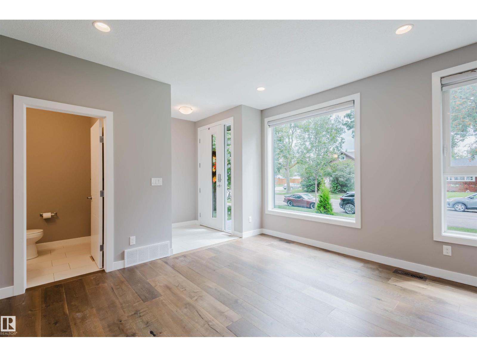 9308 74 AV NW