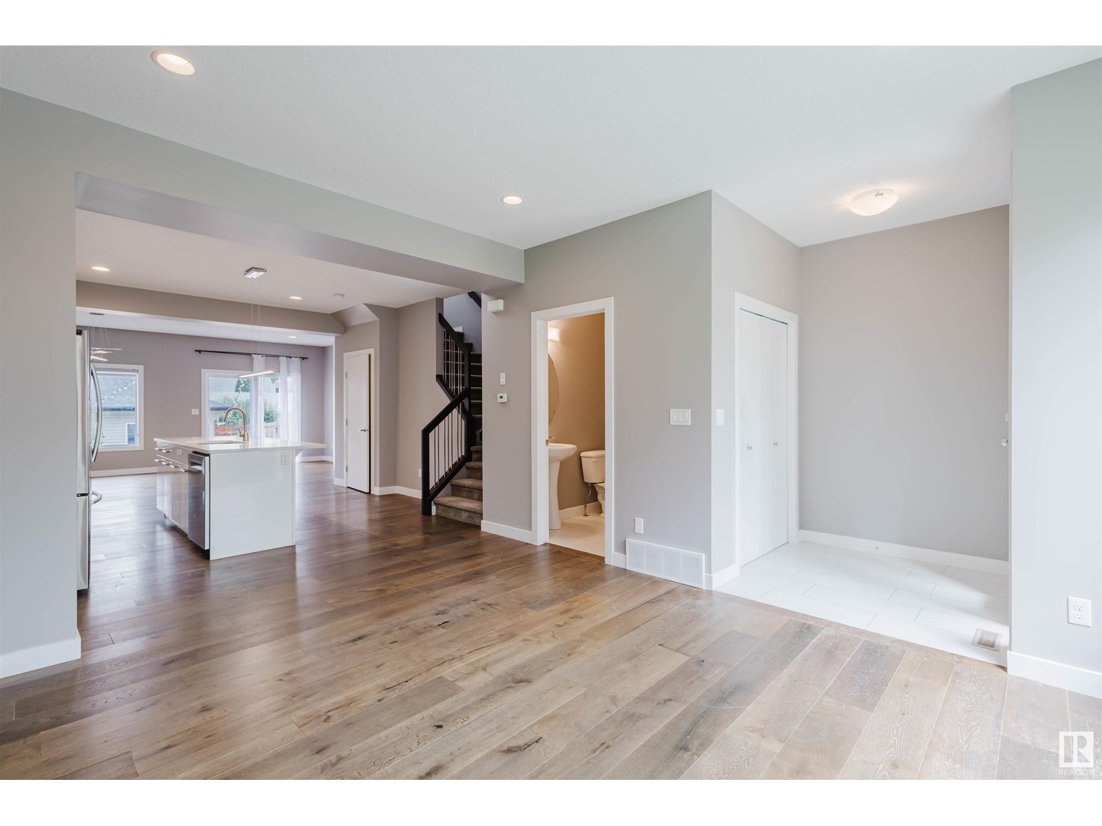 9308 74 AV NW