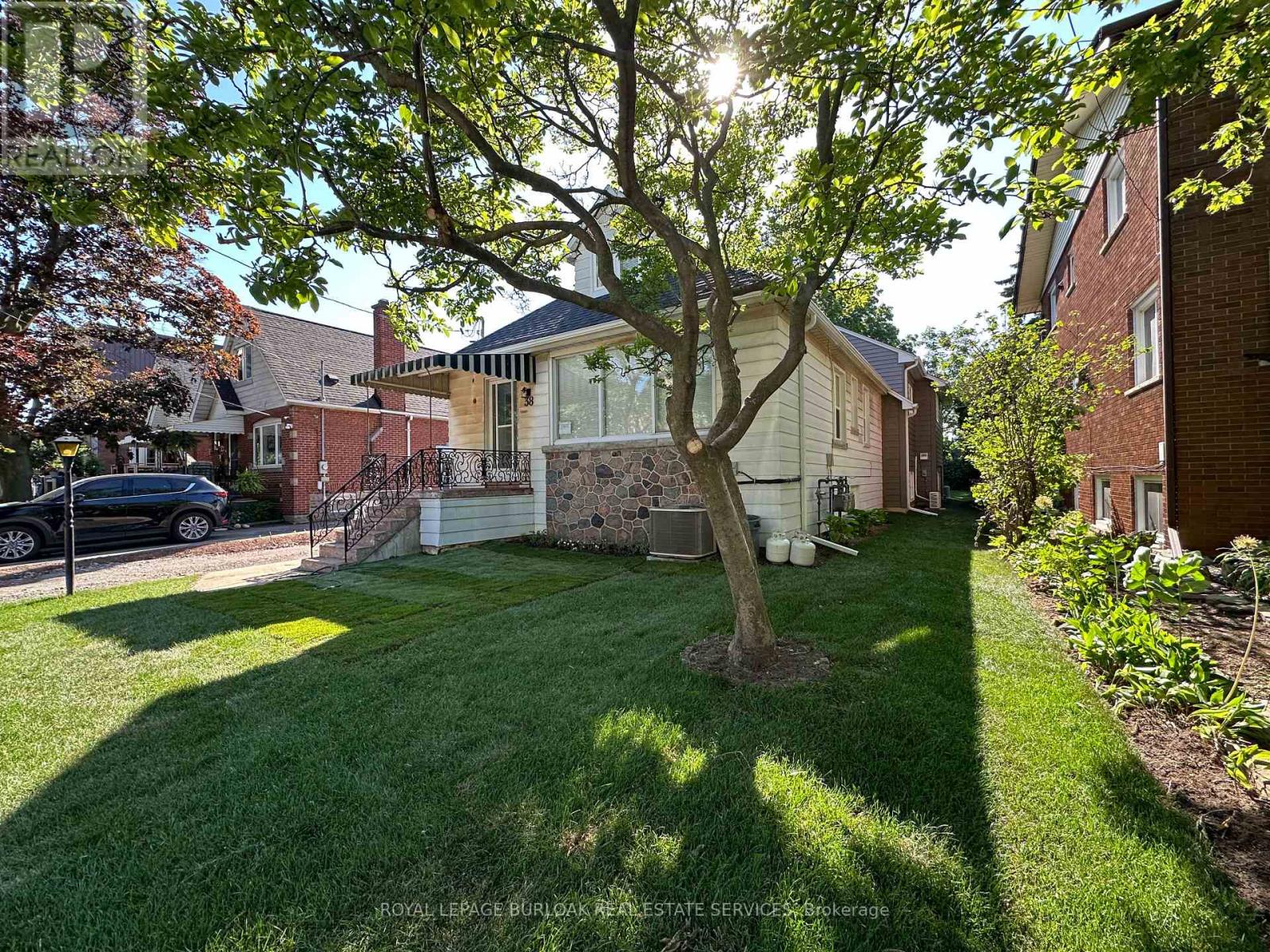 38 VIEWPOINT AVENUE
