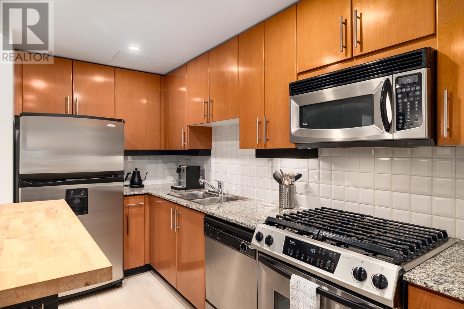 301 168 E ESPLANADE