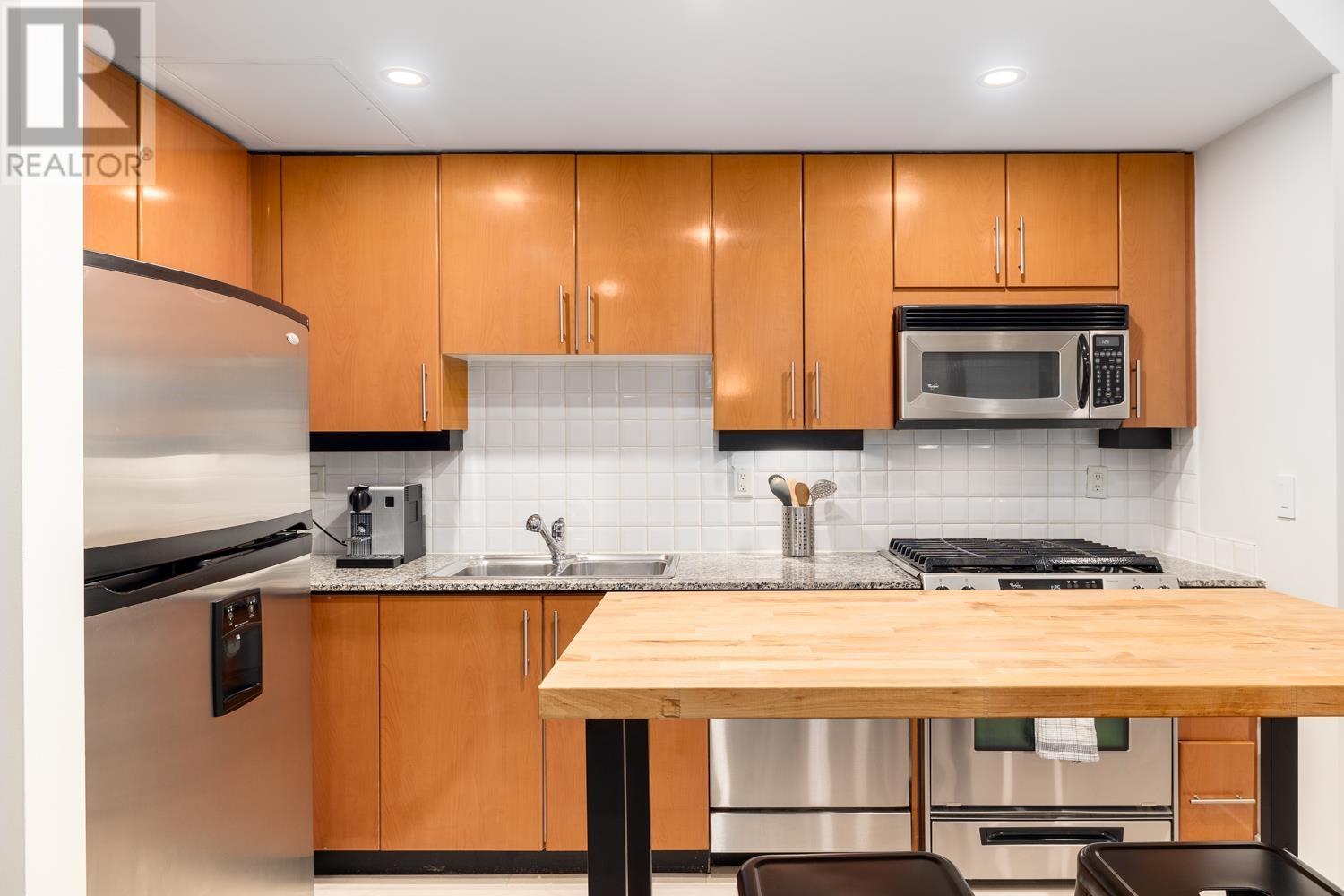 301 168 E ESPLANADE
