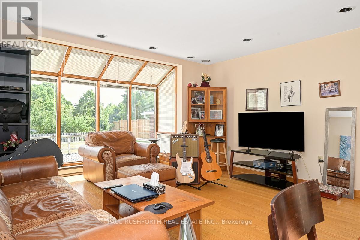 235 ELGIN STREET W
