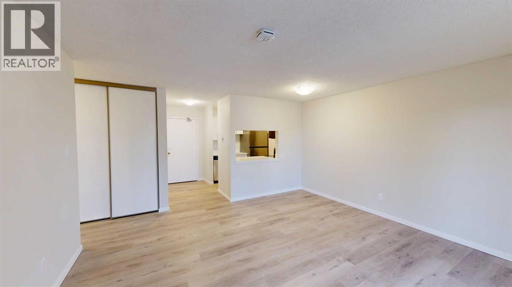 108, 405 Columbia Boulevard W