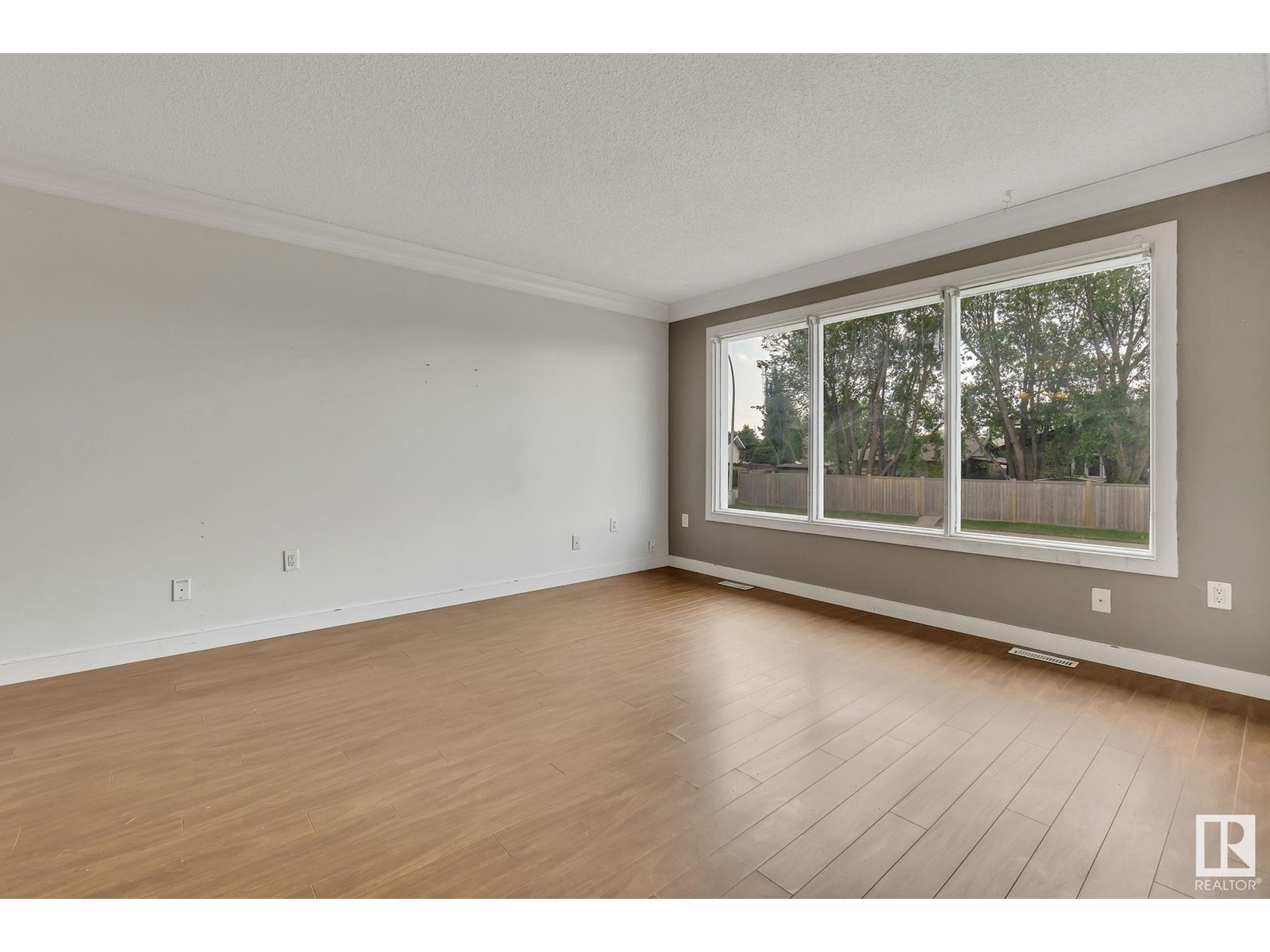 8820 31 AV NW