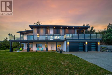 1704 Warn Way Qualicum Beach BC V9K2S3