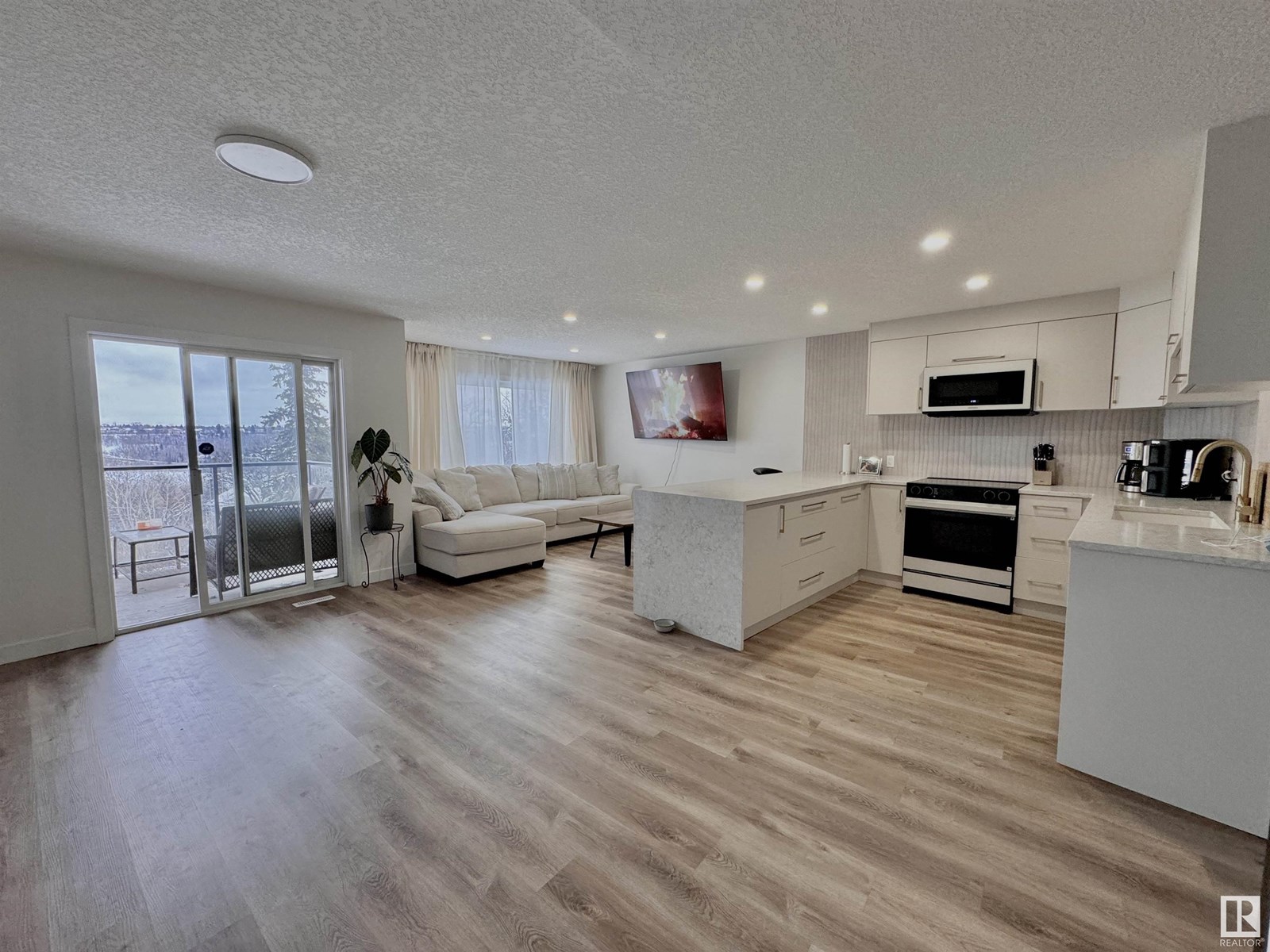#108 10105 95 ST NW