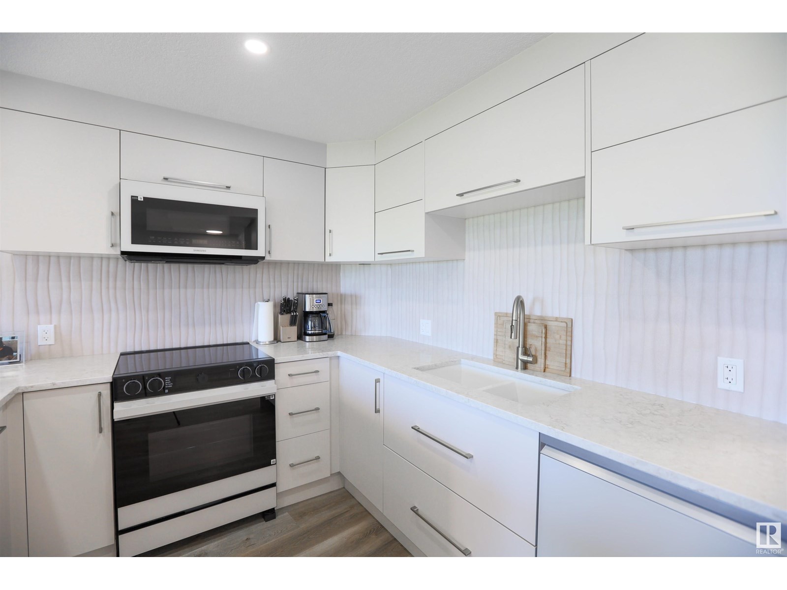 #108 10105 95 ST NW