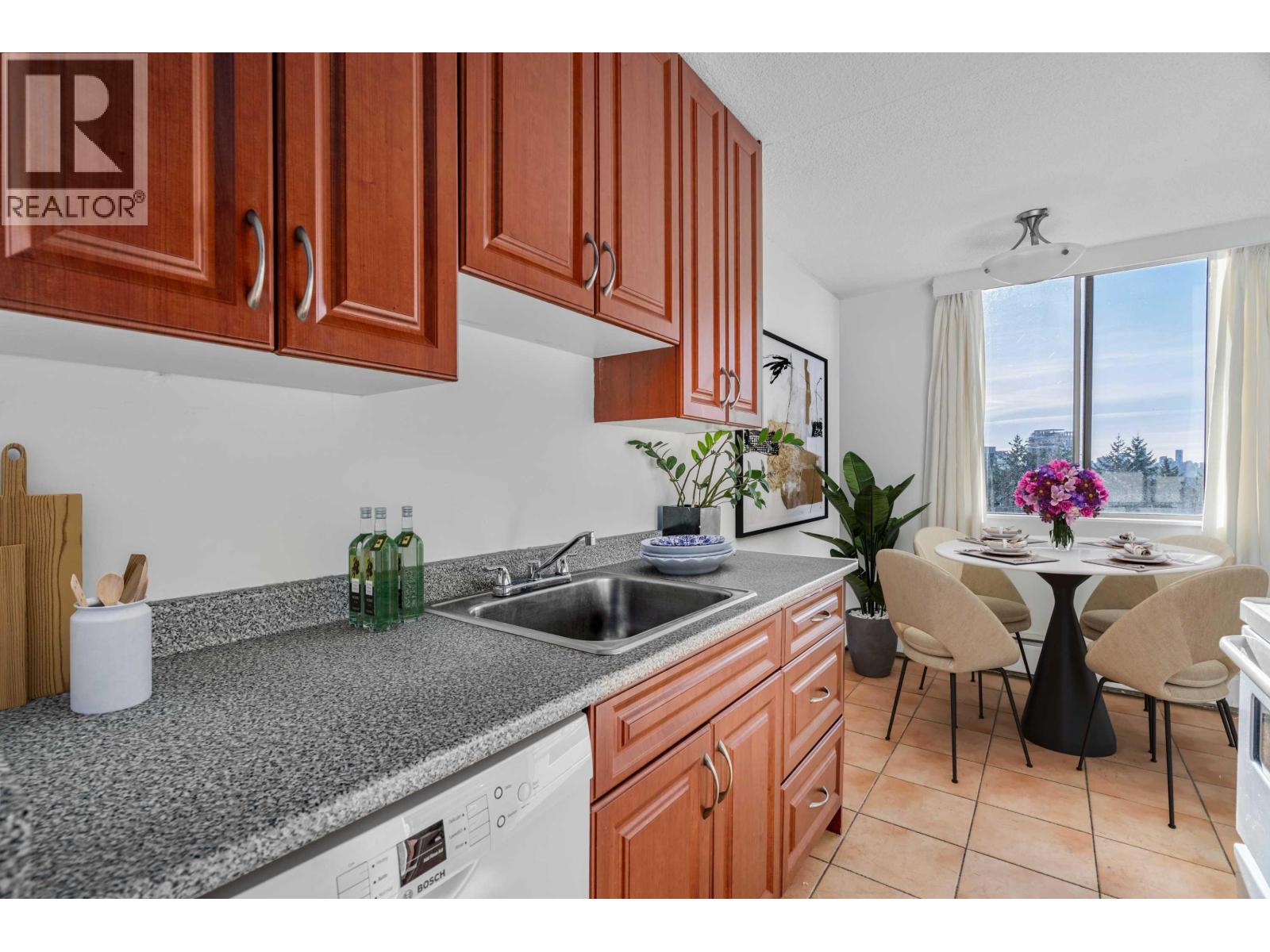 911 2016 FULLERTON AVENUE