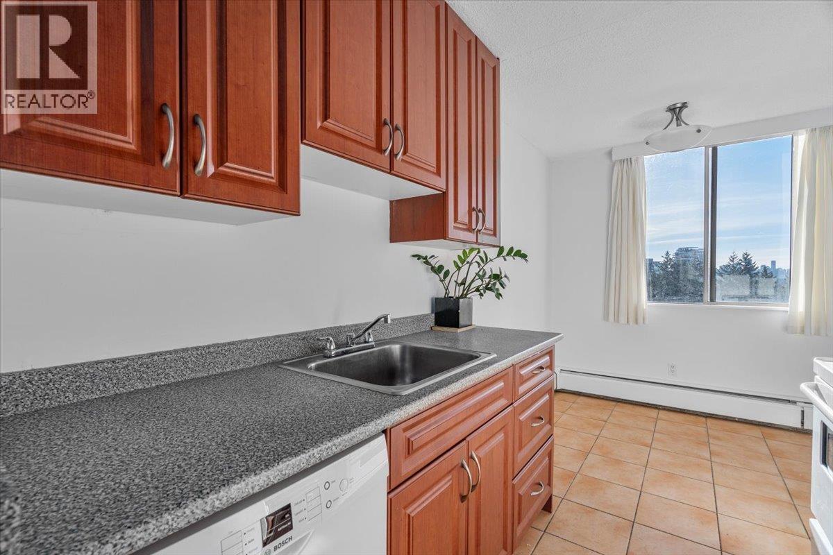 911 2016 FULLERTON AVENUE