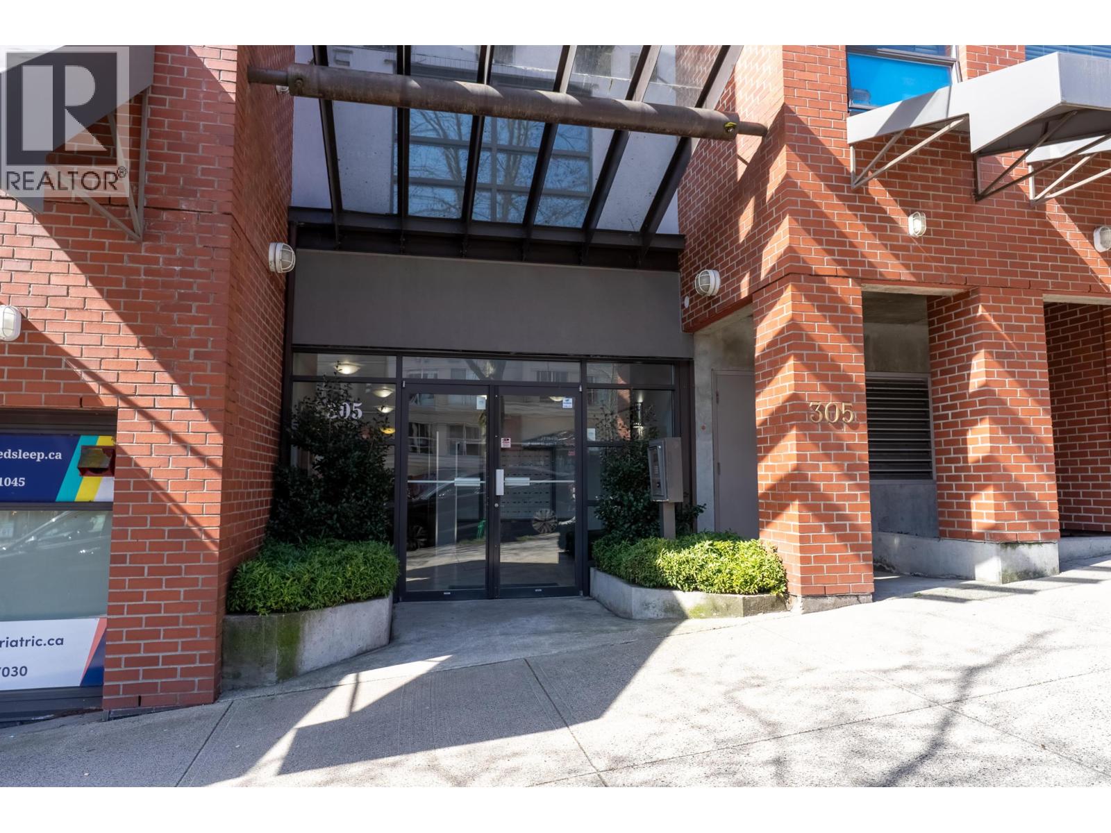 203 305 LONSDALE AVENUE