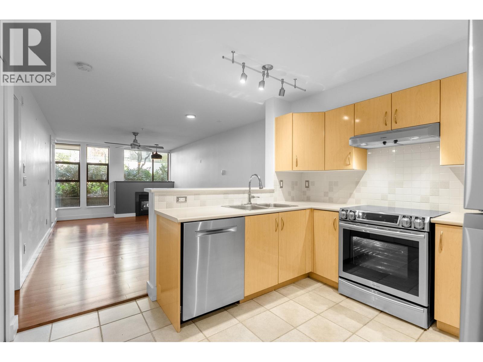 203 305 LONSDALE AVENUE