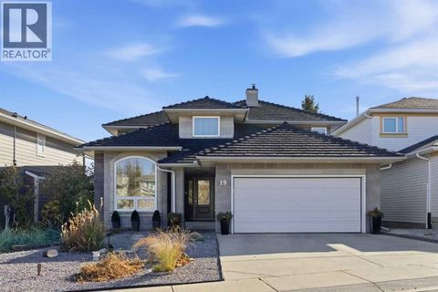 19 Sceptre Close NW Calgary AB T3L1X8