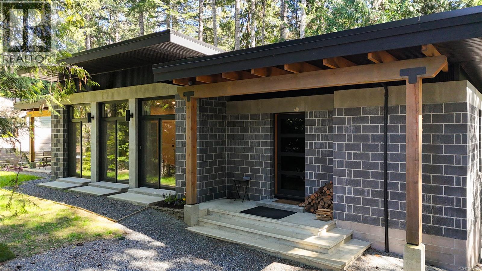 Photo 1 of 36 — 362 Spruce Ave, Gabriola Island, BC V0R1X1