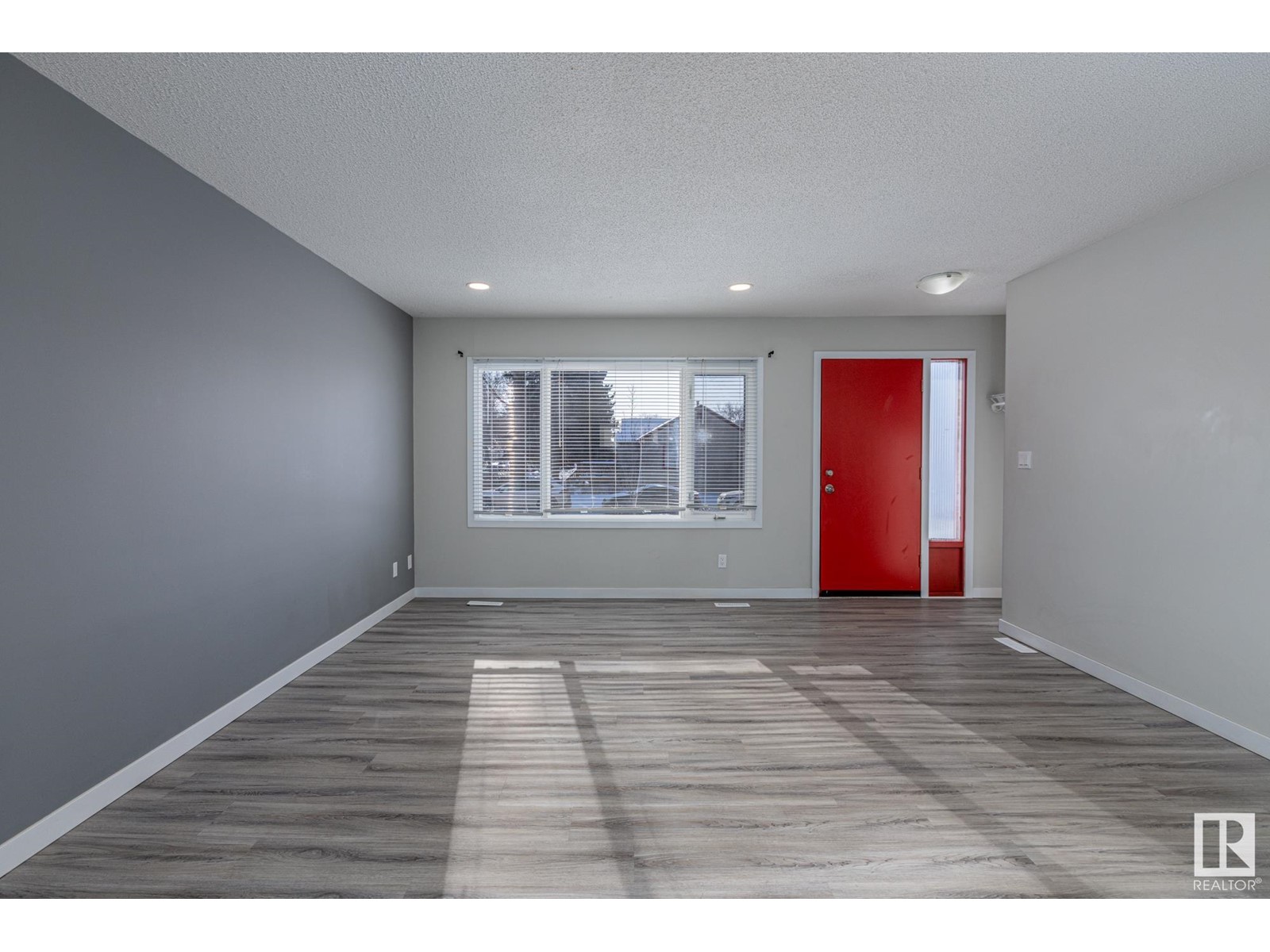 8504 121 AV NW
