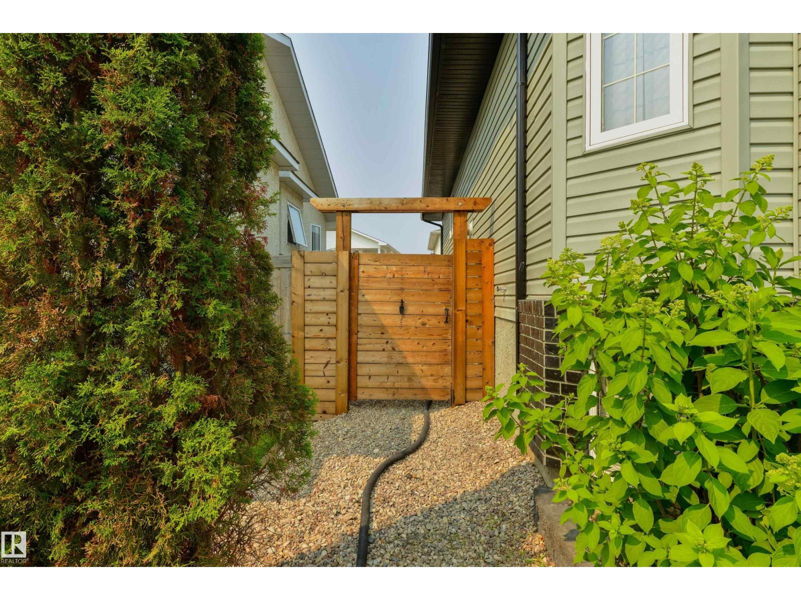 417 HOLLICK-KENYON RD NW
