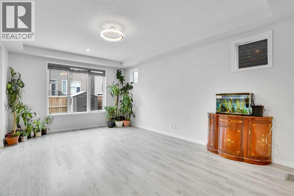 192 Carrington Crescent NW