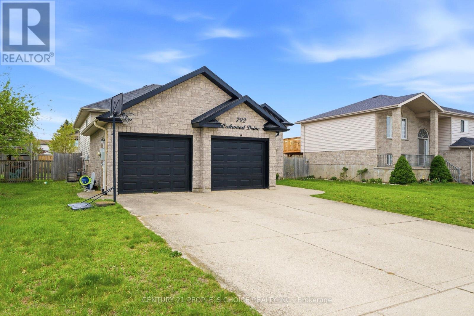 792 OAKWOOD DRIVE
