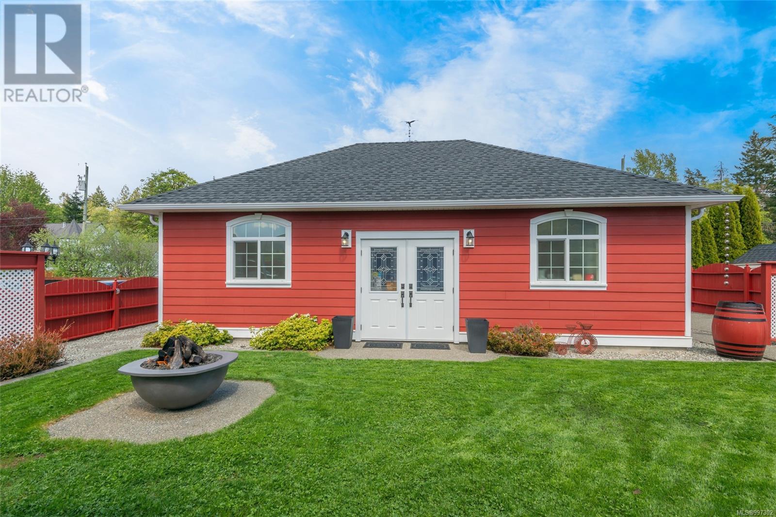 5570 Woodland Cres
