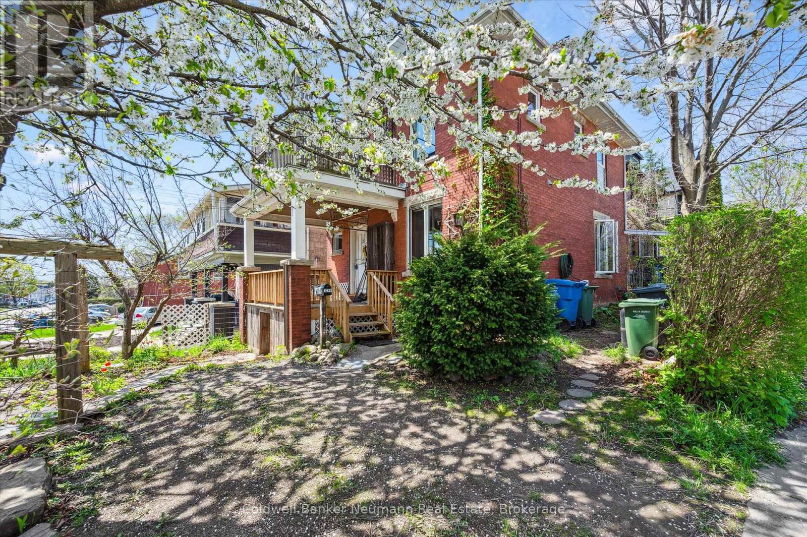 124 SURREY STREET E