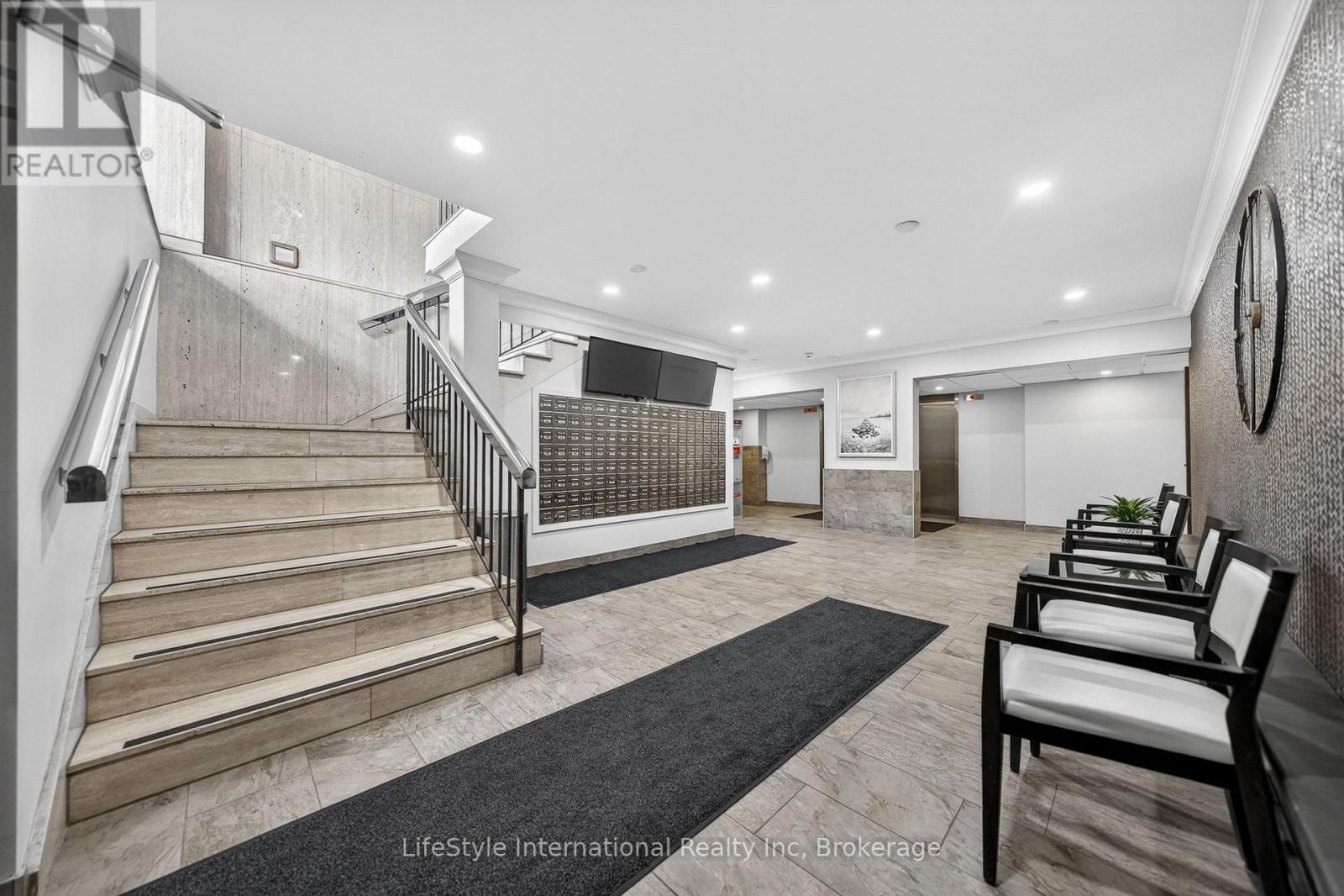 512 - 19 WOODLAWN ROAD E