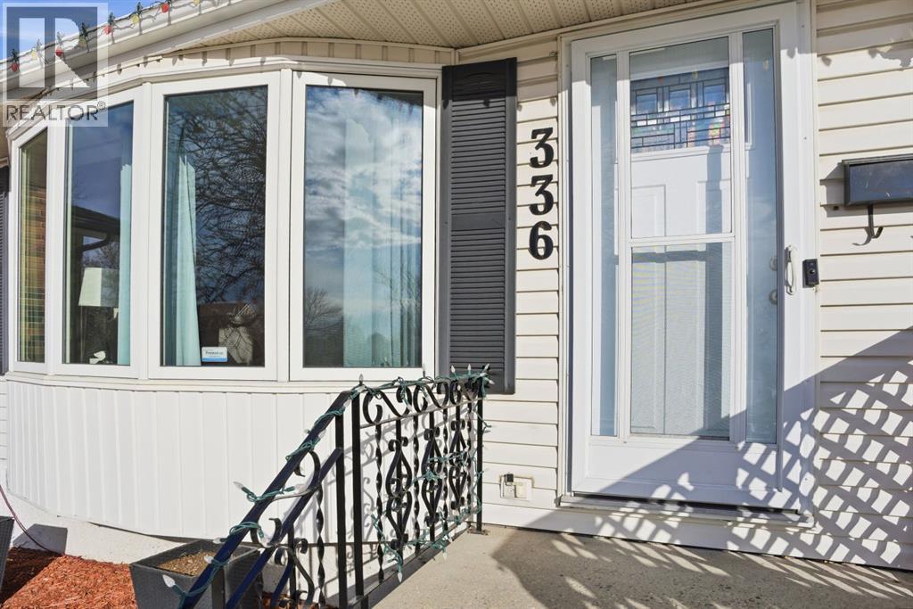 336 Whiteview Close NE