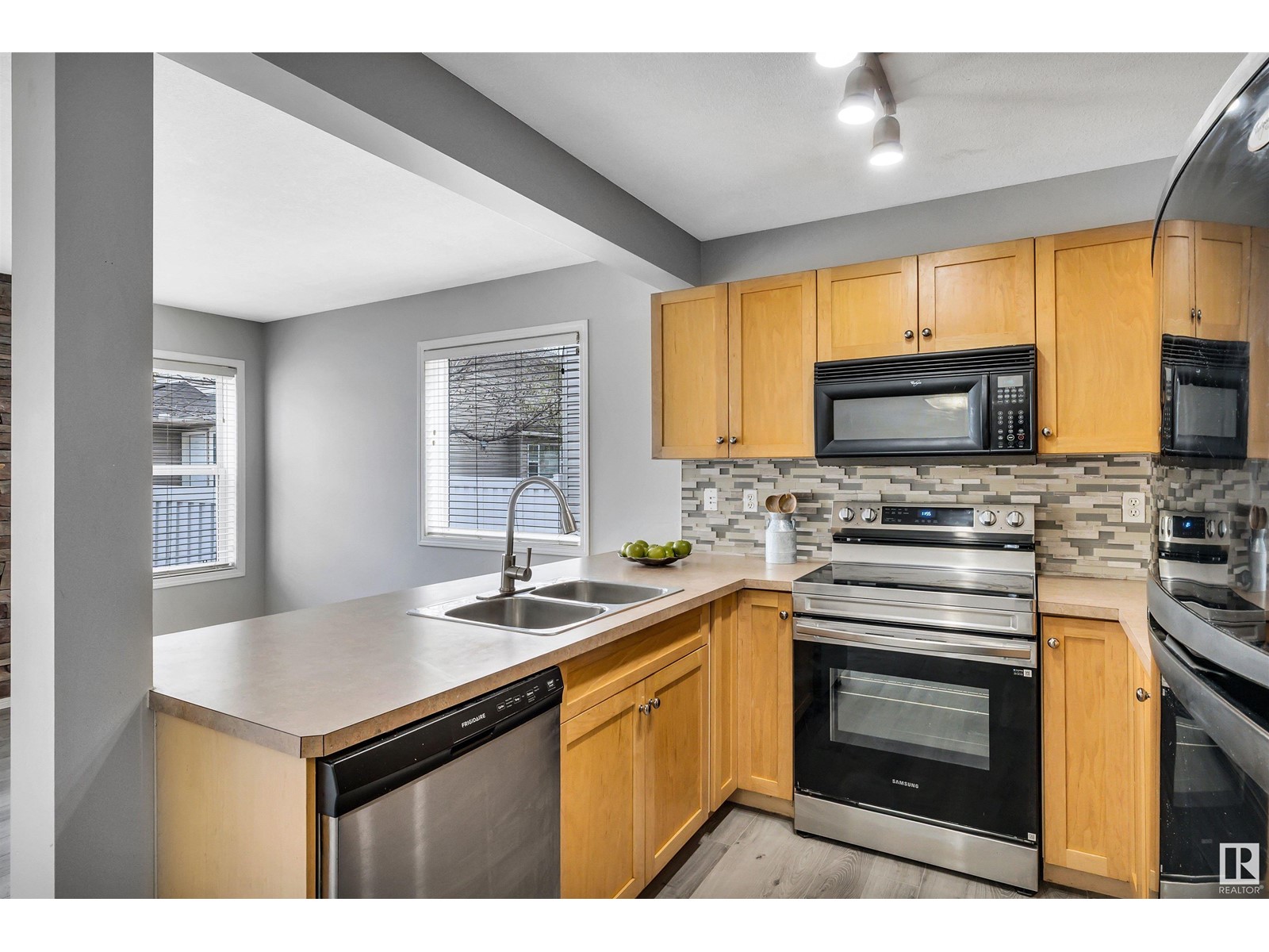 #100 230 EDWARDS DR SW