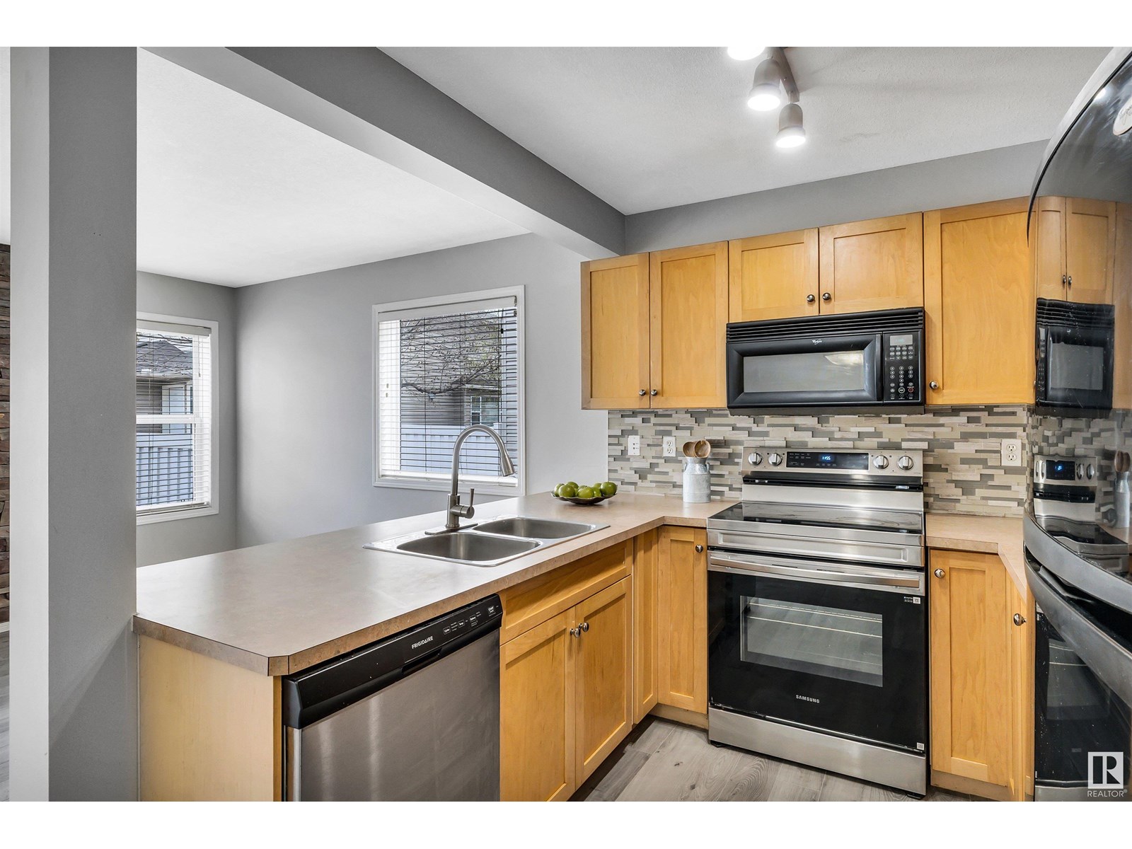 #100 230 EDWARDS DR SW