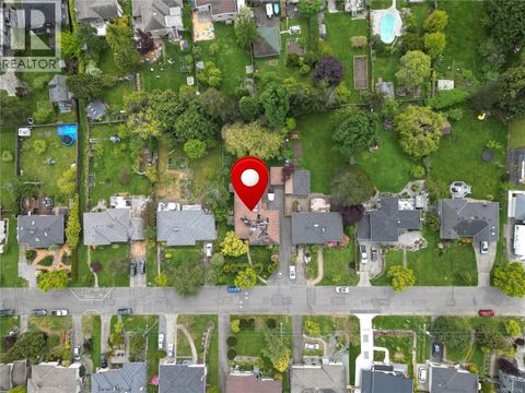 1637 Warren Gdns Victoria BC V8S1S9
