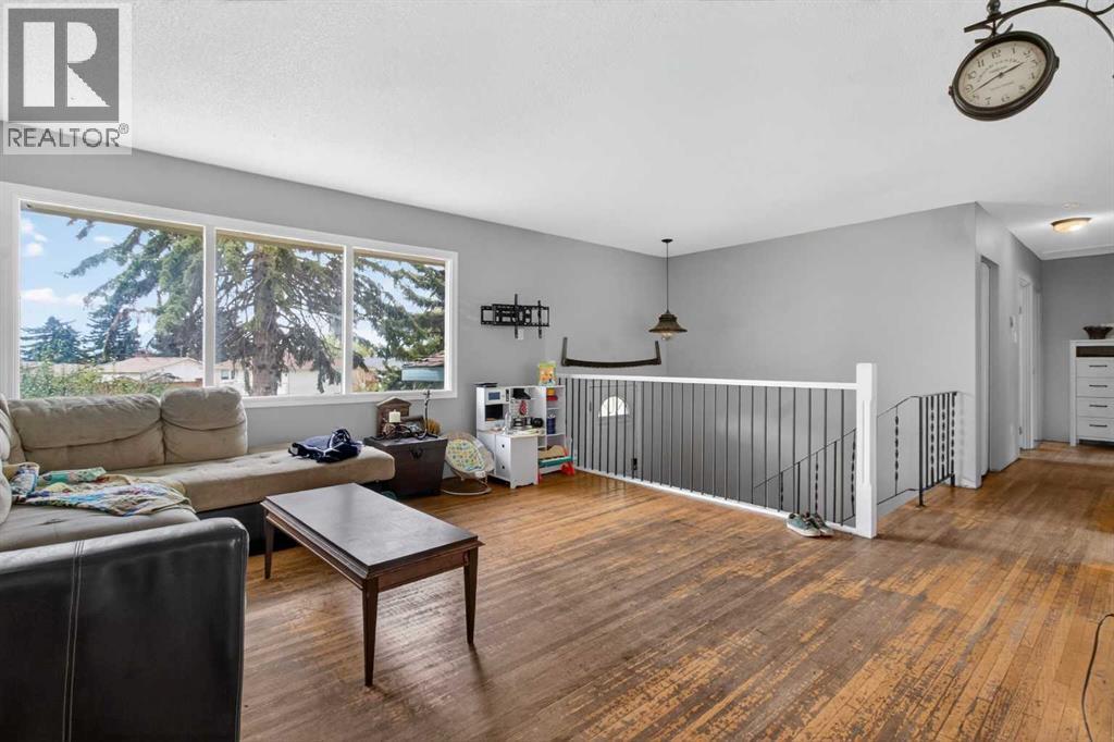 228 Van Horne Crescent NE