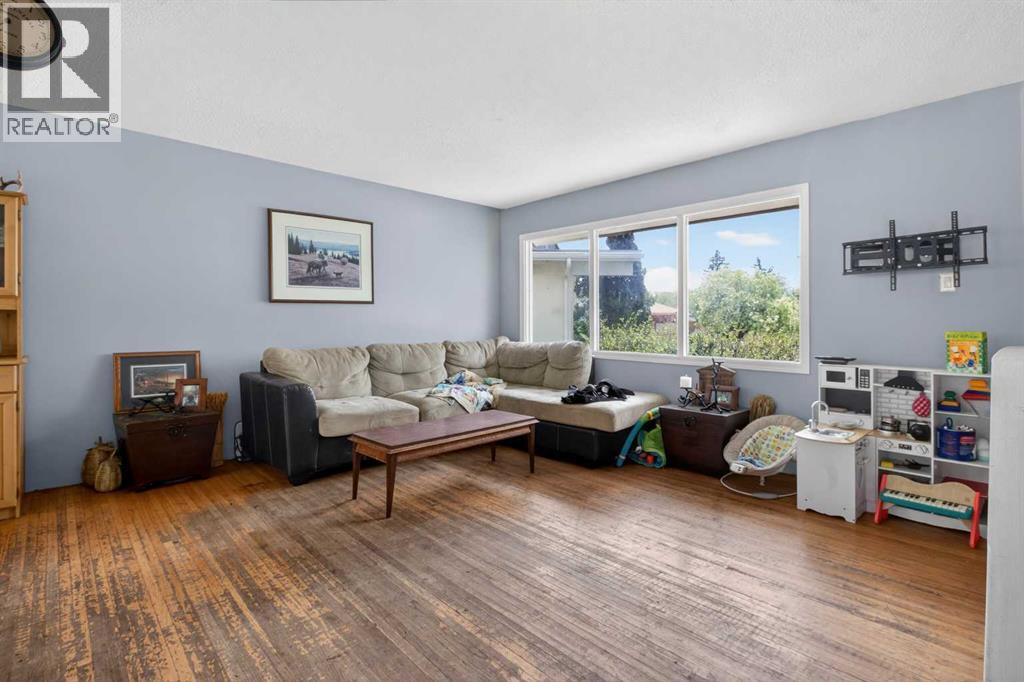228 Van Horne Crescent NE