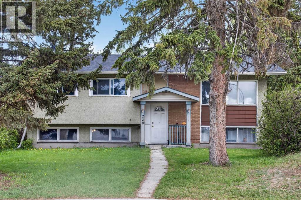 228 Van Horne Crescent NE