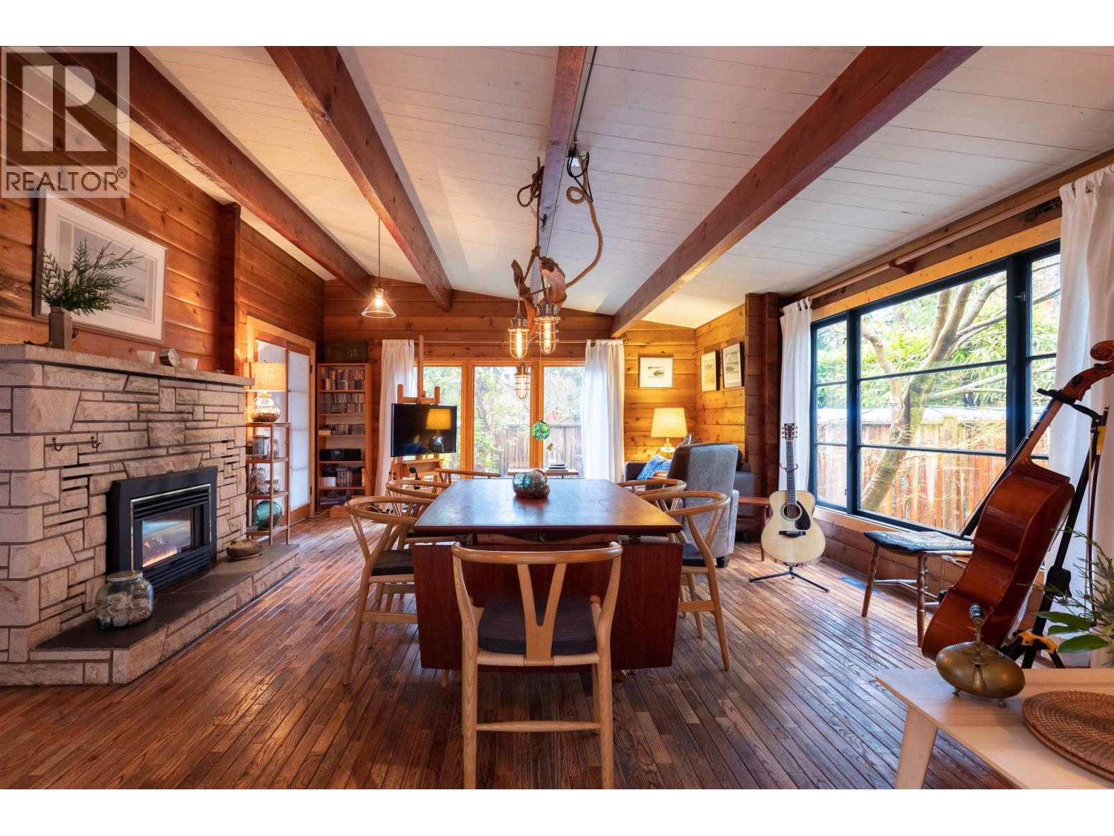 Photo 1 of 39 — 5817 EAGLE ISLAND, West Vancouver, BC V7W1V6