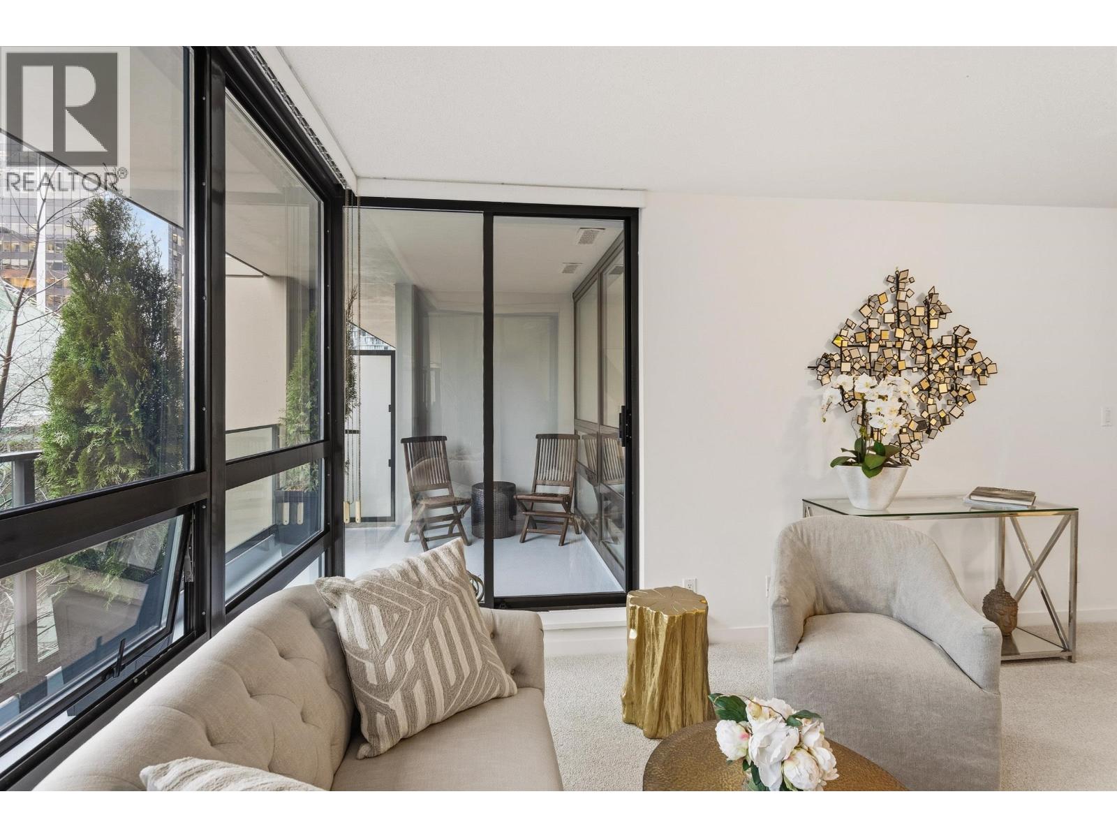 303 933 HORNBY STREET