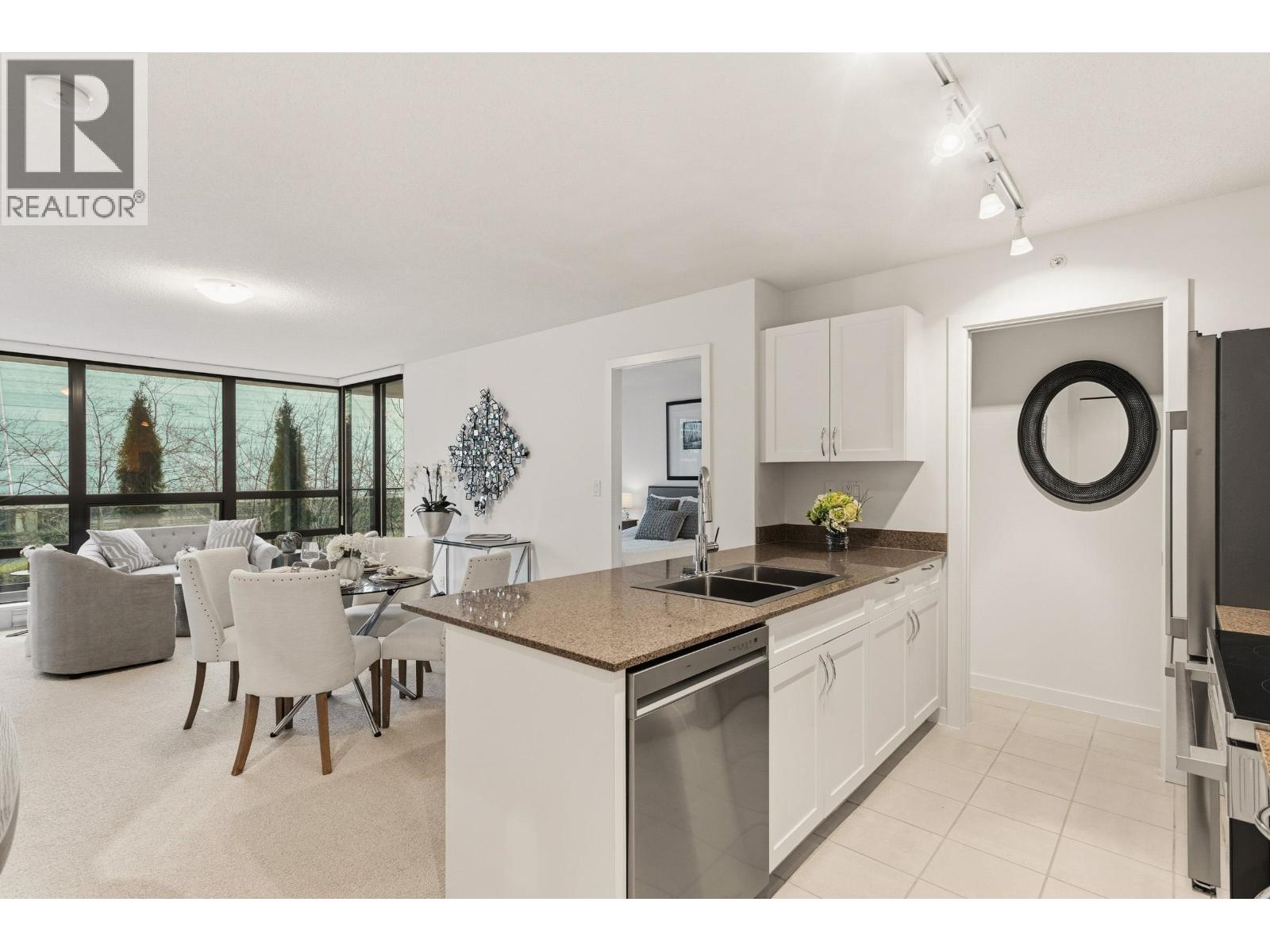 303 933 HORNBY STREET