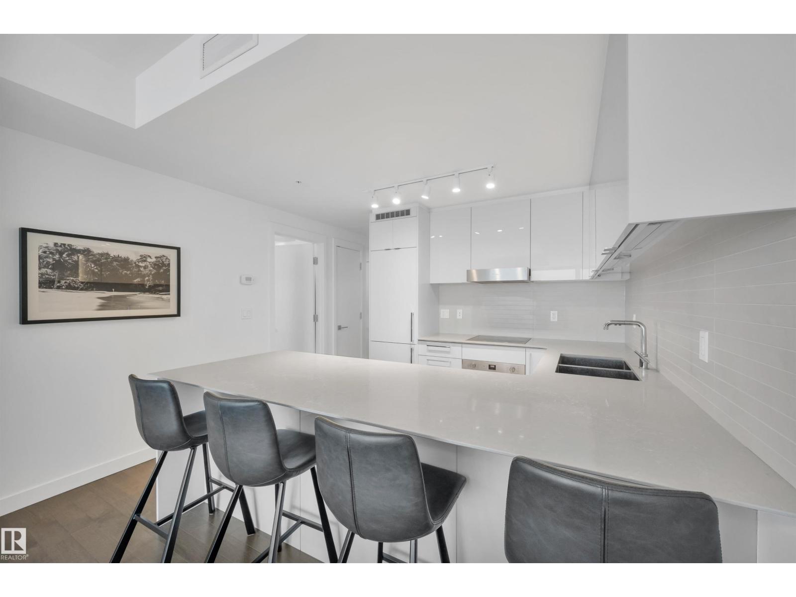 #2711 10360 102 ST NW