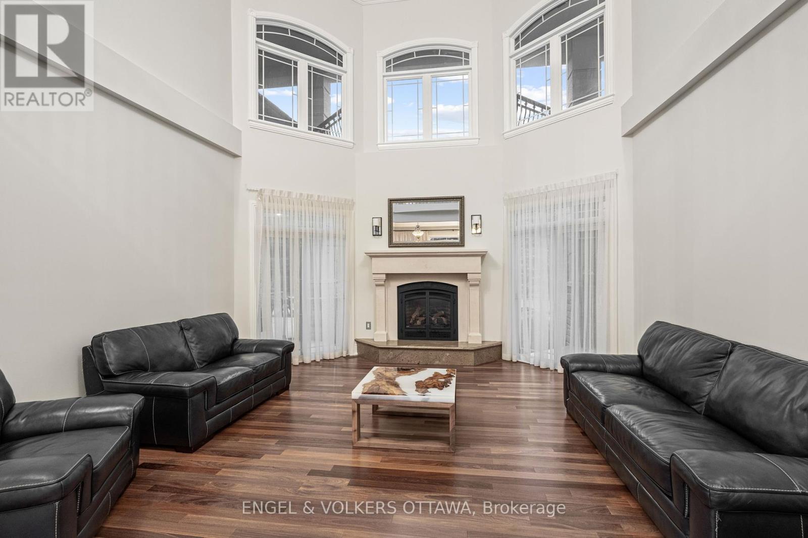 5800 QUEENSCOURT CRESCENT