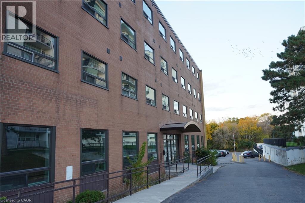 824 KING Street W