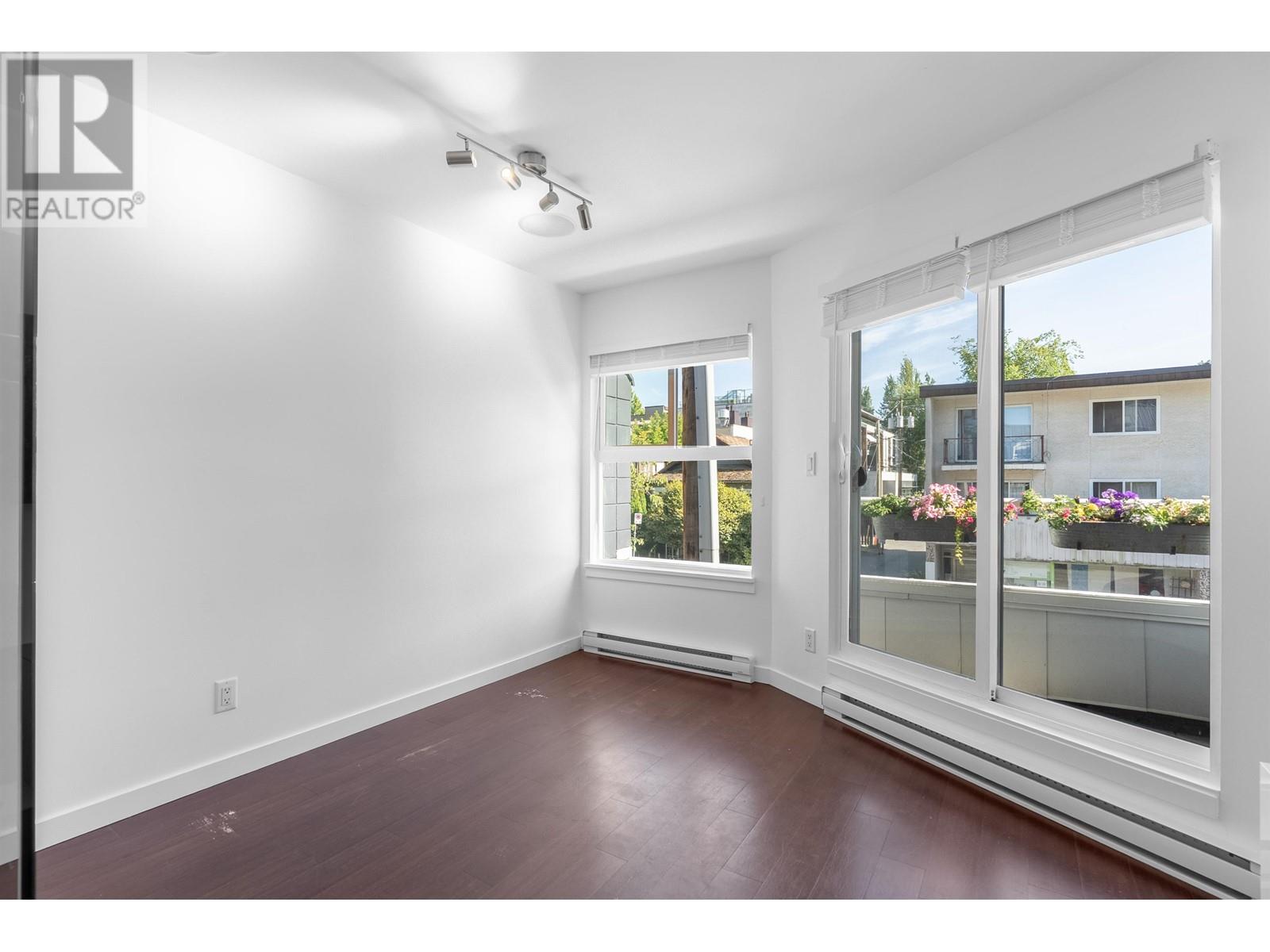 E 733 W 16TH AVENUE