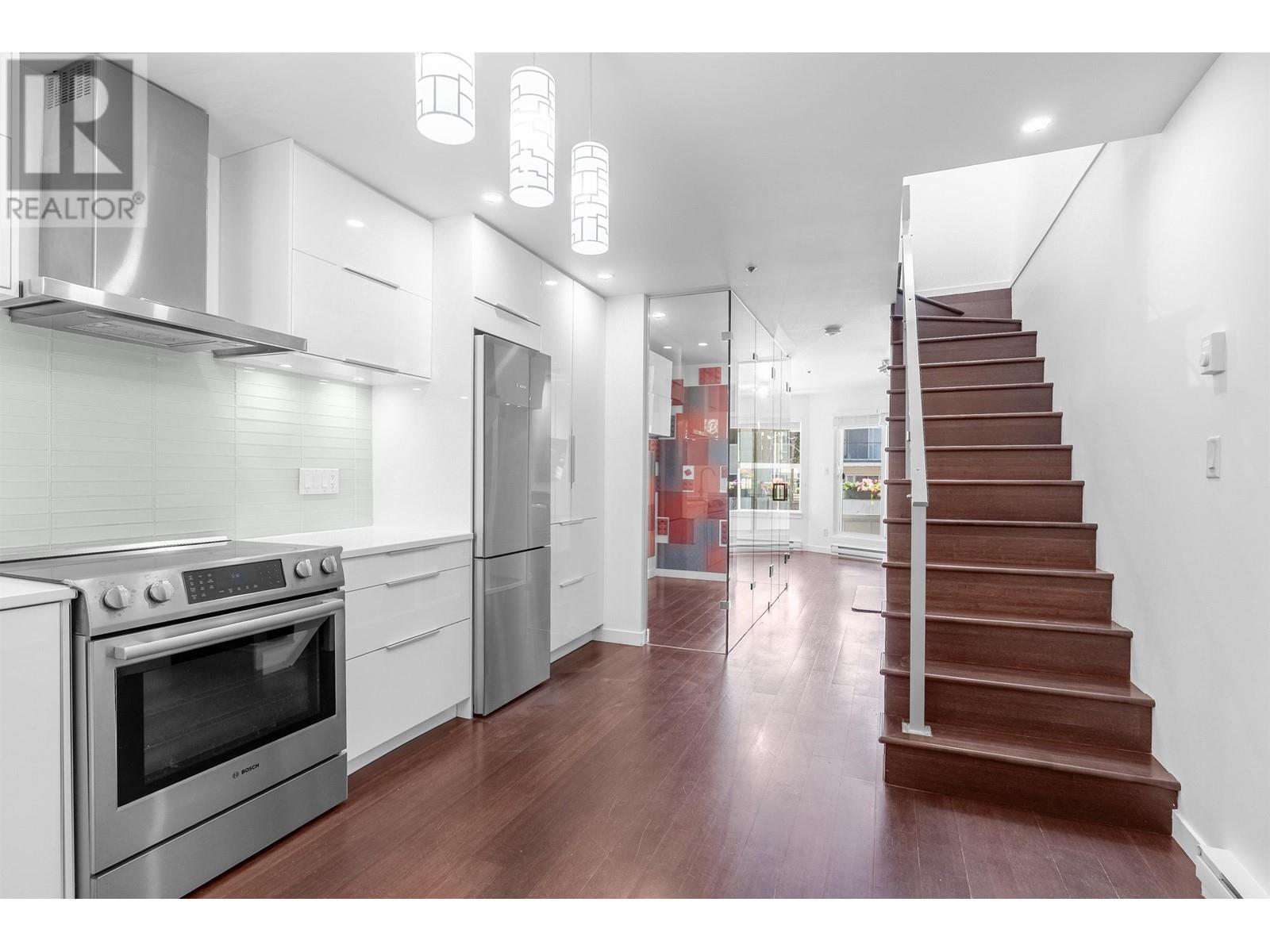 E 733 W 16TH AVENUE