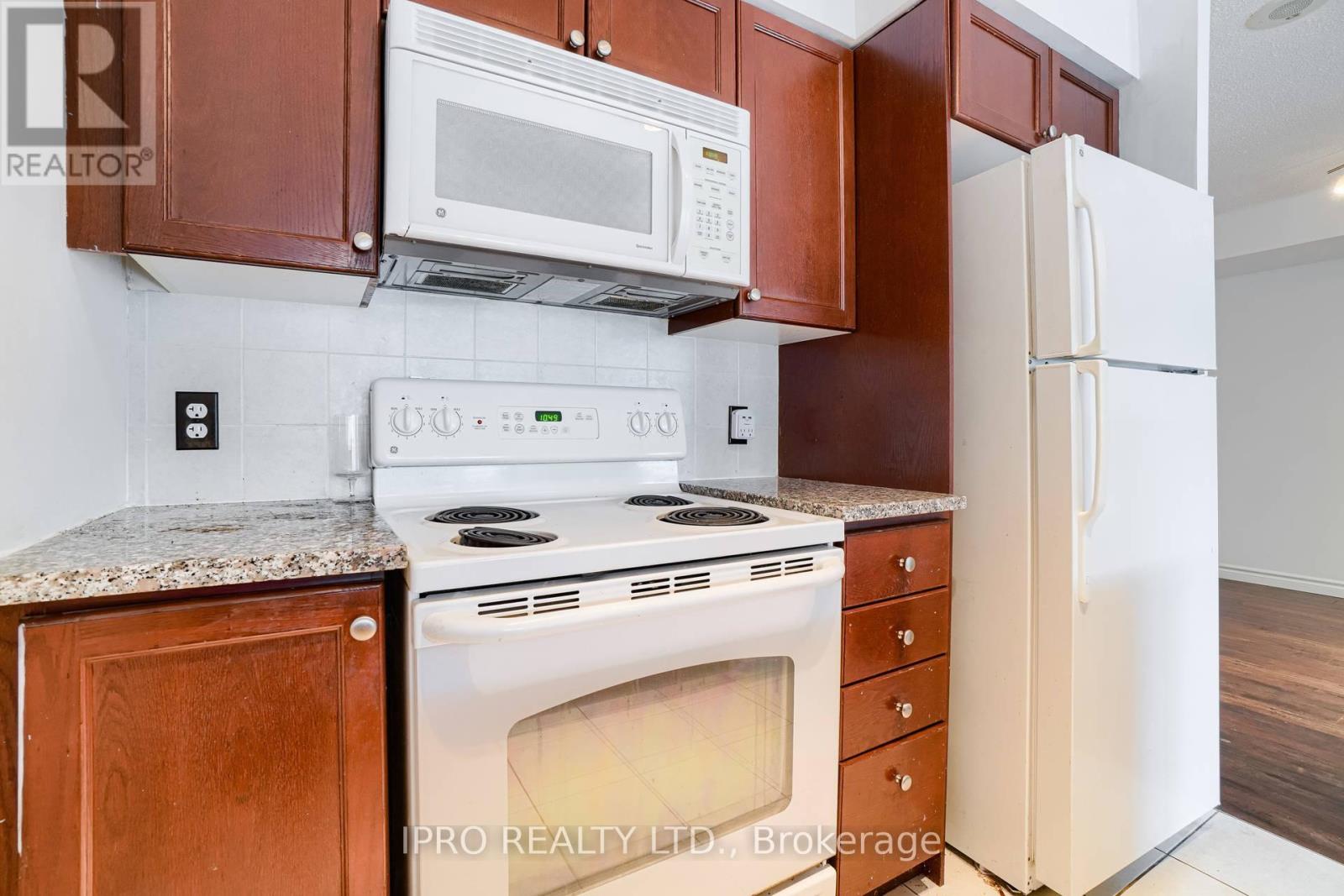 2015 - 30 GRAND TRUNK CRESCENT