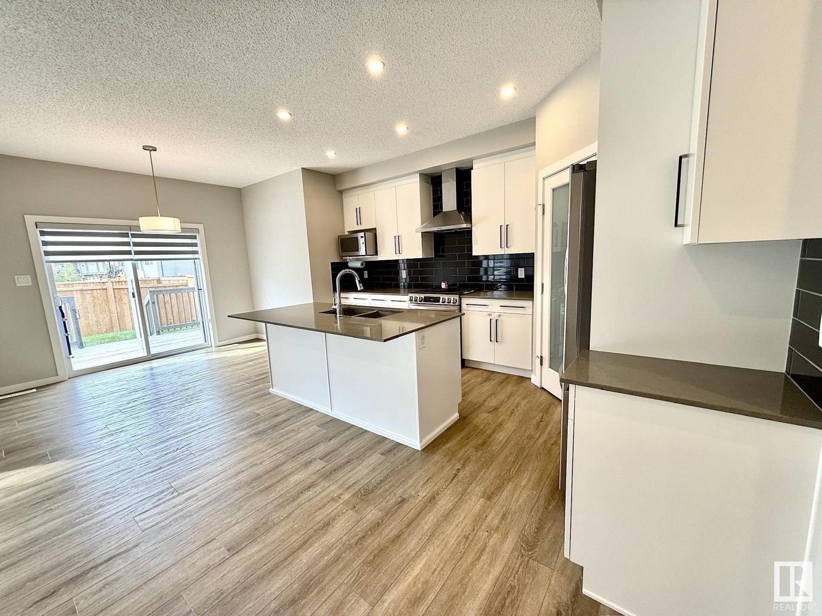 9015 183 AV NW