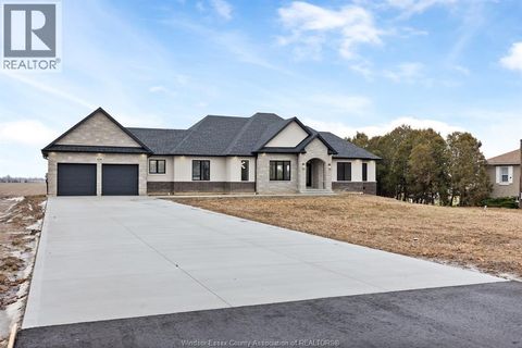 Property photo of 418 county rd 34, kingsville, ON n8h3v6