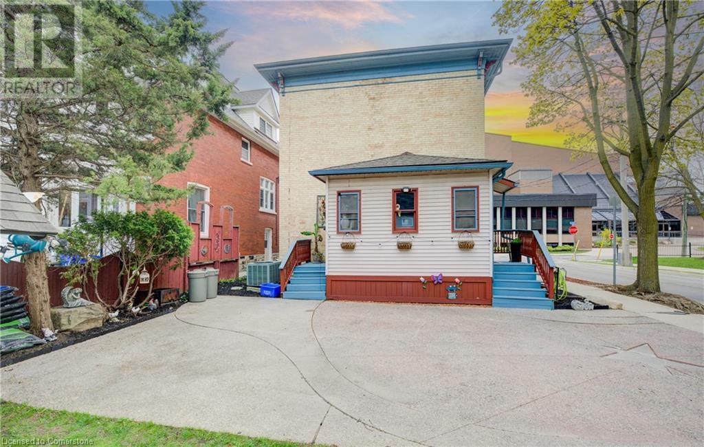 32 ELLEN Street E