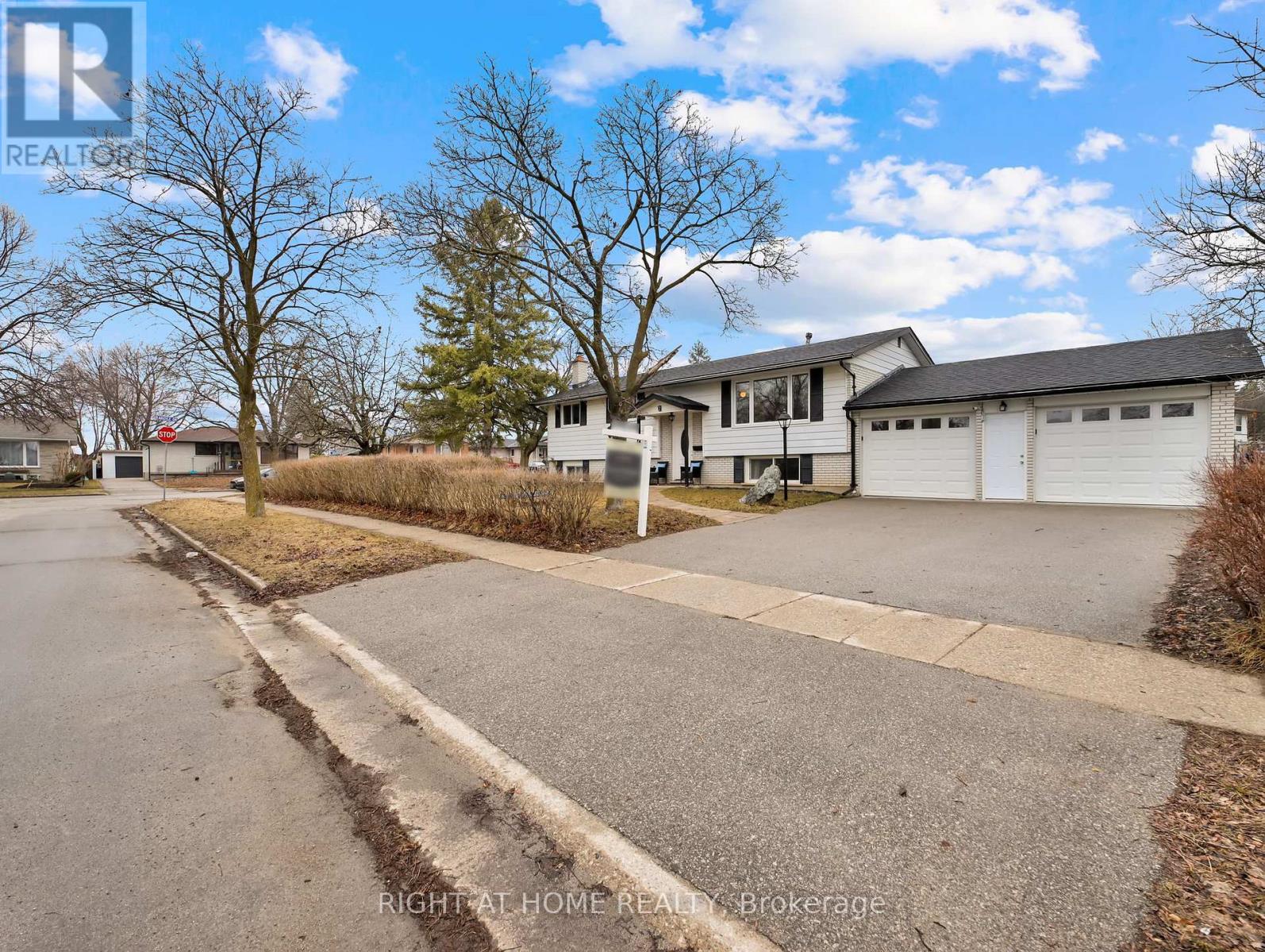 2 CHARTWELL CRES